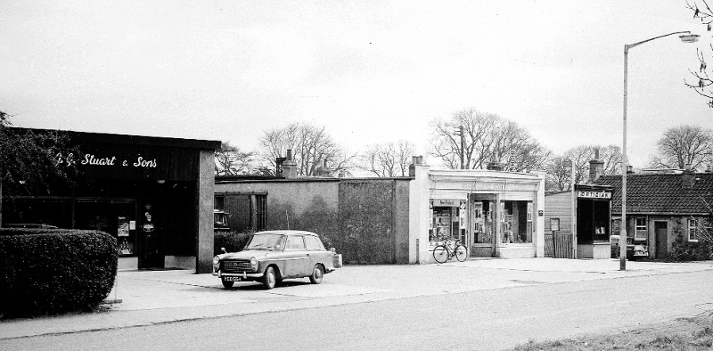 Links Road, 
 1960s. Stuart’s grocer’s shop (once Bruce’s bakery), 
 now a vet’s surgery. Further along is the East Lothian Co-operative Society. ‘The Store’ nowadays has a pitched, 
 pantiled roof. (A&J Gordon)