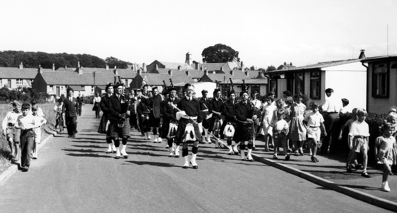 Gala Day parade, Longniddry – note prefabs on the right (A&J Gordon)