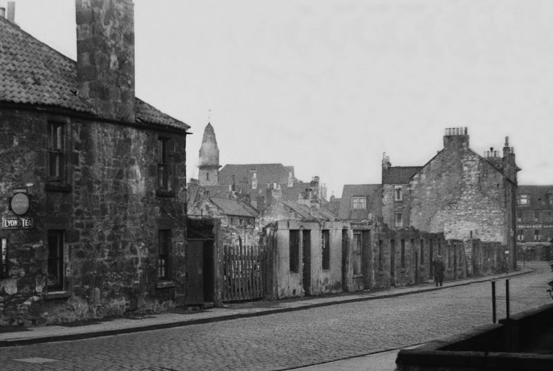 Wonder Street, early 1950s. The Musselburgh Arms can be seen in the distance on the right.